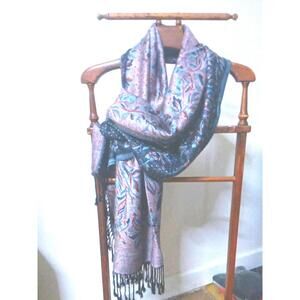Floral-Patterned Pashmina Shawl/Scarf featuring a Black Fringe Edge. New